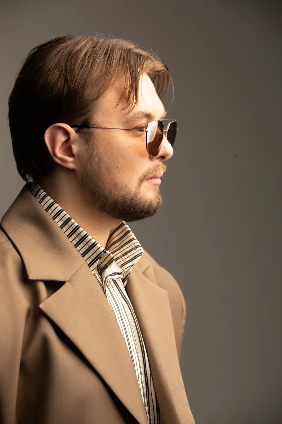 Юрий Ковешников — портрет в повседневном образе и очках